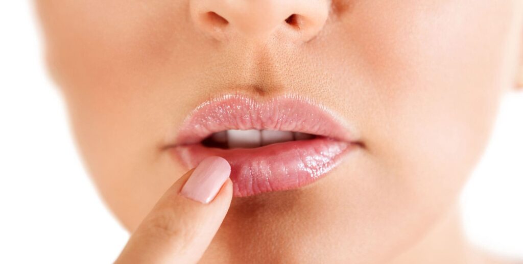 Los 9 mejores remedios para aclarar las manchas oscuras en los labios
