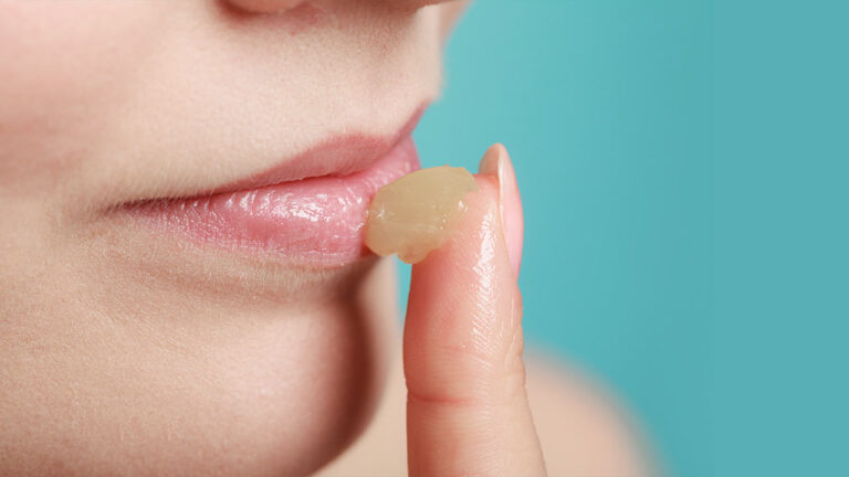 Los 9 mejores remedios para aclarar las manchas oscuras en los labios